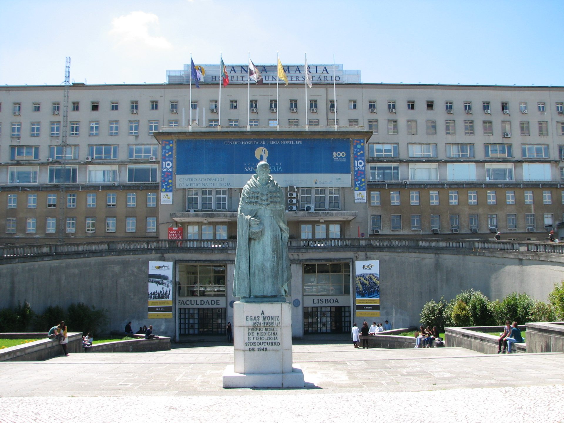 Antonio Egas Moniz's monument, Lisbon - 02.JPG